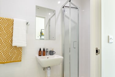 Gold Skyline En Suite - Image 6